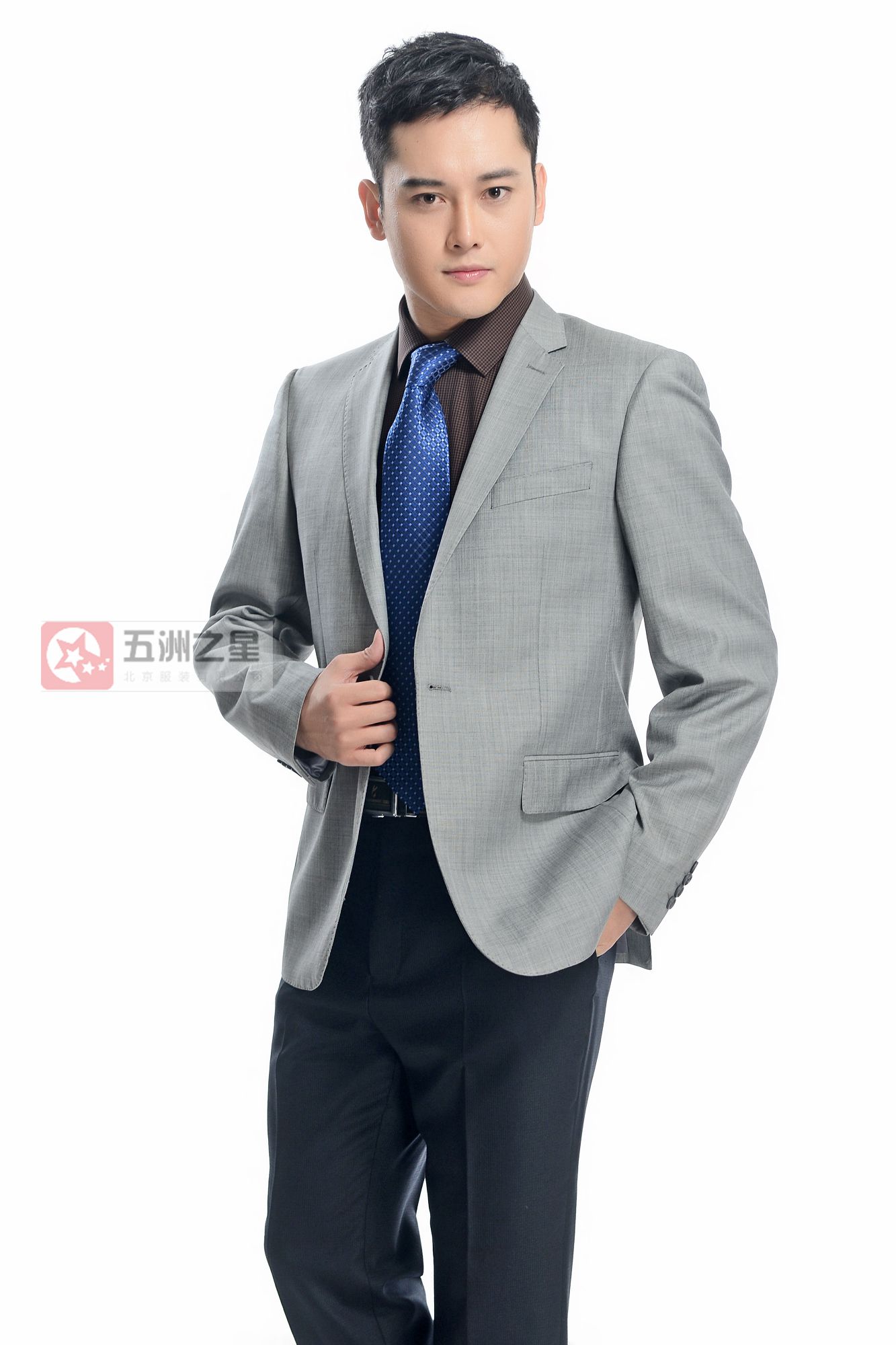 浅灰色单粒扣男款职业工作服定做模特图片